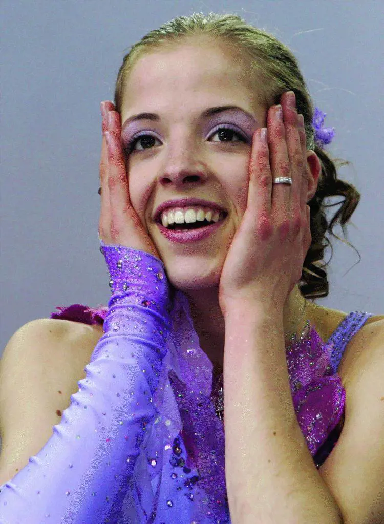 Bolle fa il modello e sfila danzando il mito della Fenice