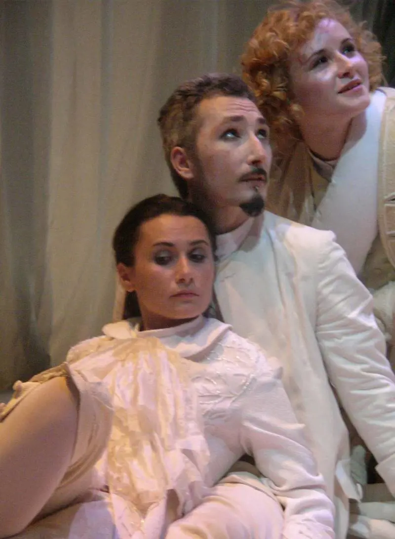 Armani va sul velluto ed esalta l’uomo modello