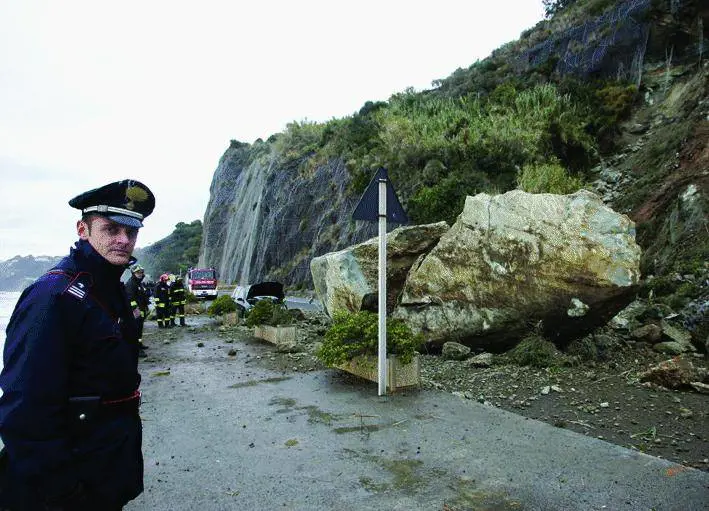Frana blocca lAurelia tra Celle e Albisola