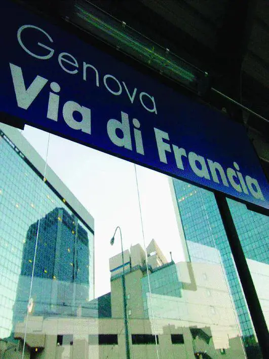 Coro di proteste: «Le nuove stazioni  cadono già a pezzi»