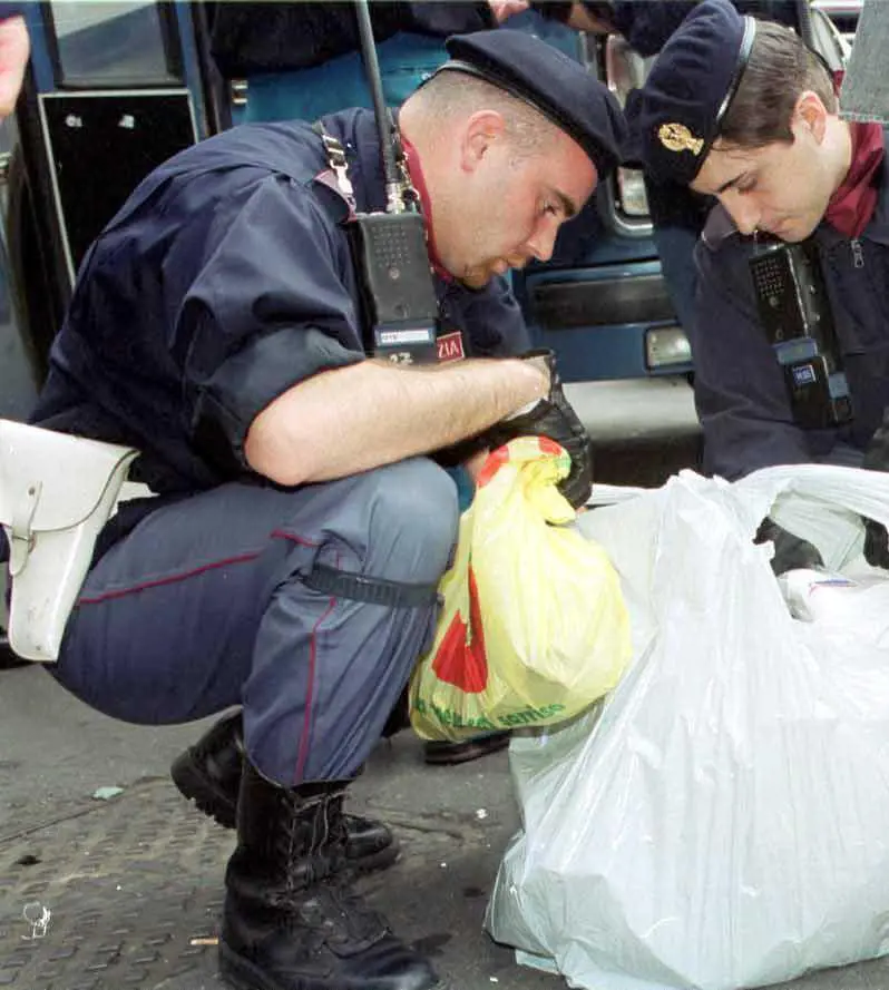 Pacco-bomba per vendicare i «pacchi» delle banche