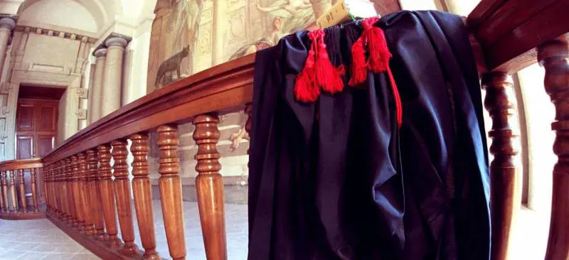 La targa al partigiano sfregiata dalla gang che occupa la Piastra