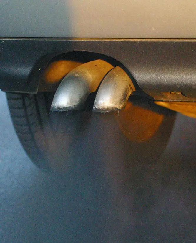 Il Comune «vieta» di possedere  auto non catalitiche