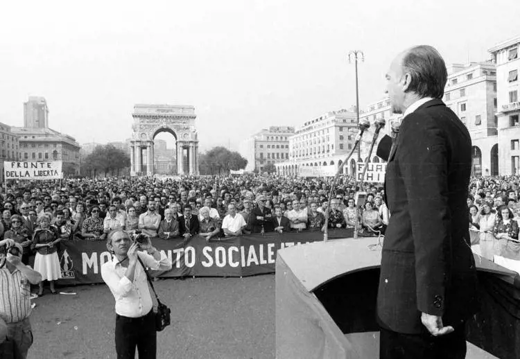Festa azzurra in largo Cairoli. Lentusiasmo dei militanti, bandiere e slogan. Casero: «La nostra proposta non prevede penalizzazioni di alcun genere per i Comuni» Tutti con il premier: «Cancelliamo Ici e Tarsu» Albertini e Formigoni alla chiusura de