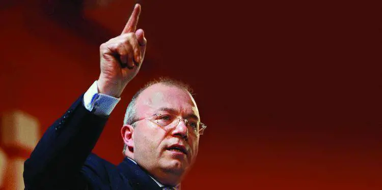 Ieri le dimissioni, due ore prima della chiusura delle urne, dalla carica di segretario generale. Nella confederazione era entrato quando era operaio tessile Pezzotta lascia la Cisl dopo oltre 40 anni Per l«orso bergamasco» si profila un futuro in pol