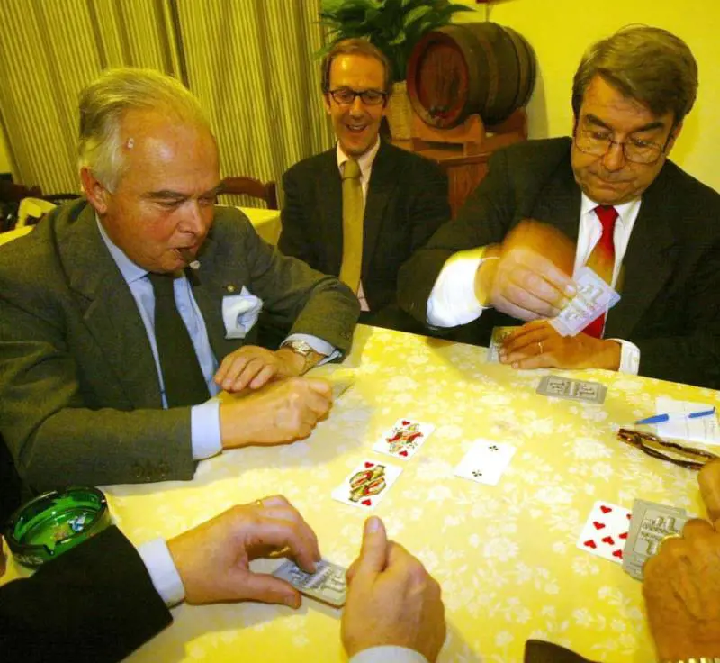 «Eravamo due amici al bar»