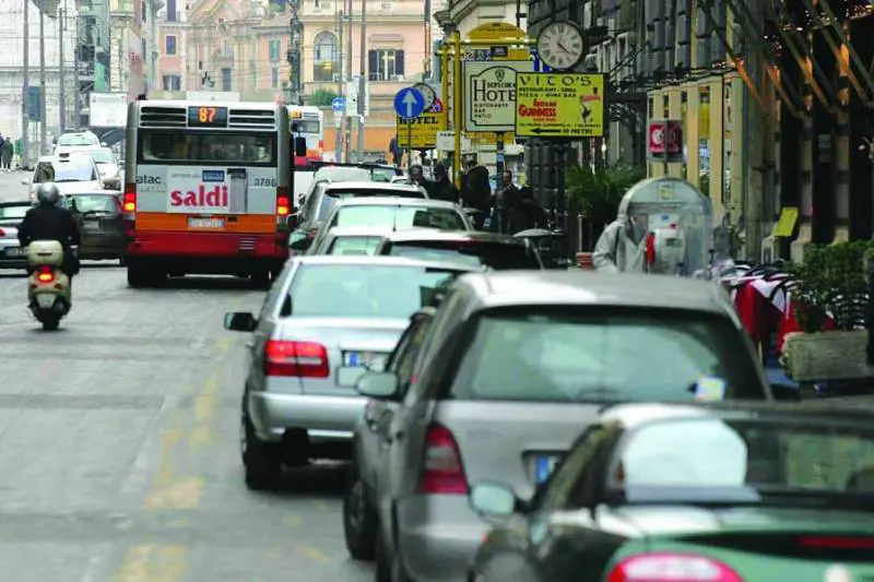 «Così quella bottiglia mi ha dilaniato la mano»