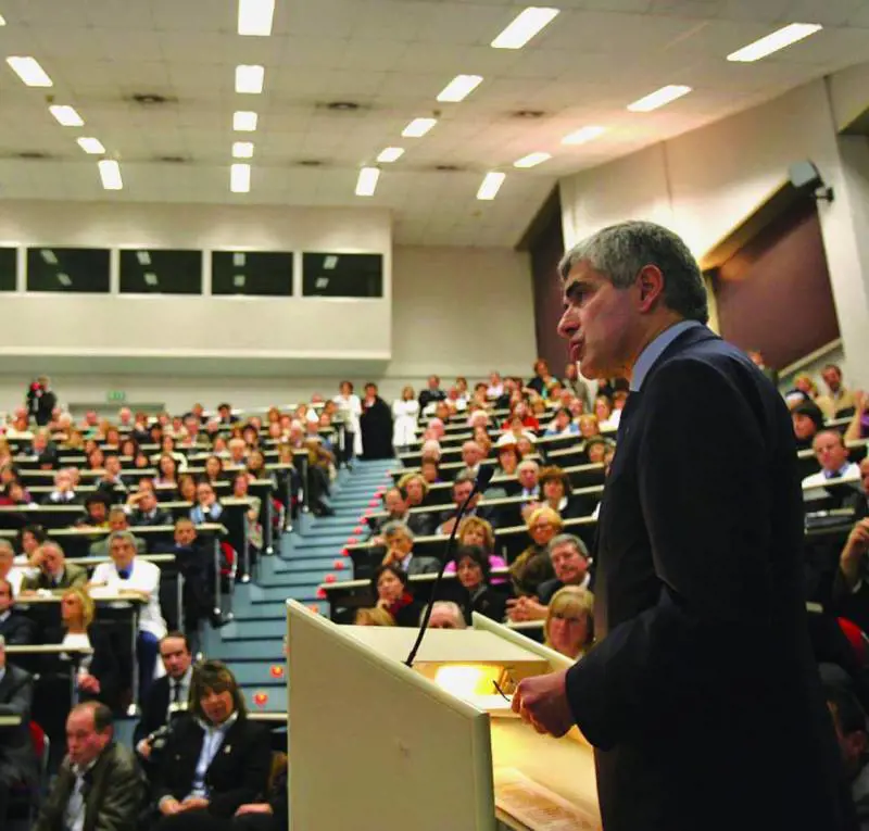 Arrivato a Milano nel 1992 grazie a una borsa di studio dellIstituto Beato Angelico, ha esposto a New York, Zurigo, Bergamo e Venezia Un artista albanese oltre il pregiudizio Adrian Paci, pittore e sperimentatore, si presenta alla vigilia di una persona