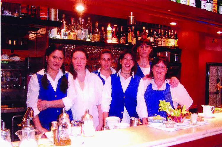 Pantere dietro il banco tra sorrisi e vip