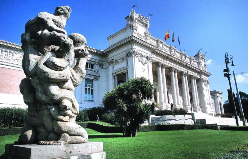 Abi, per il presidente sfida tra Unicredit e Intesa