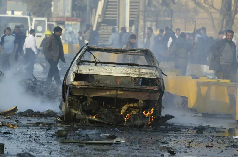 Autobombe a Bagdad: 100 morti 
Strage davanti all'università 