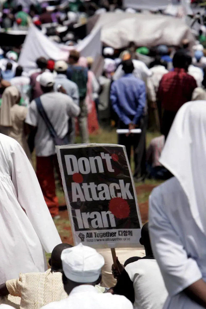 Nucleare, l'Iran vieta l'ingresso a 38 ispettori 
L'Unione europea fa scattare le sanzioni