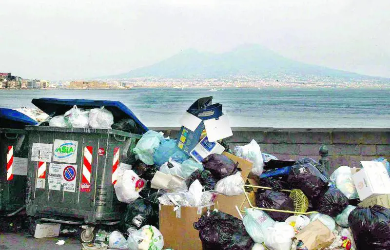 Tutte le accuse a Bassolino nello scandalo rifiuti