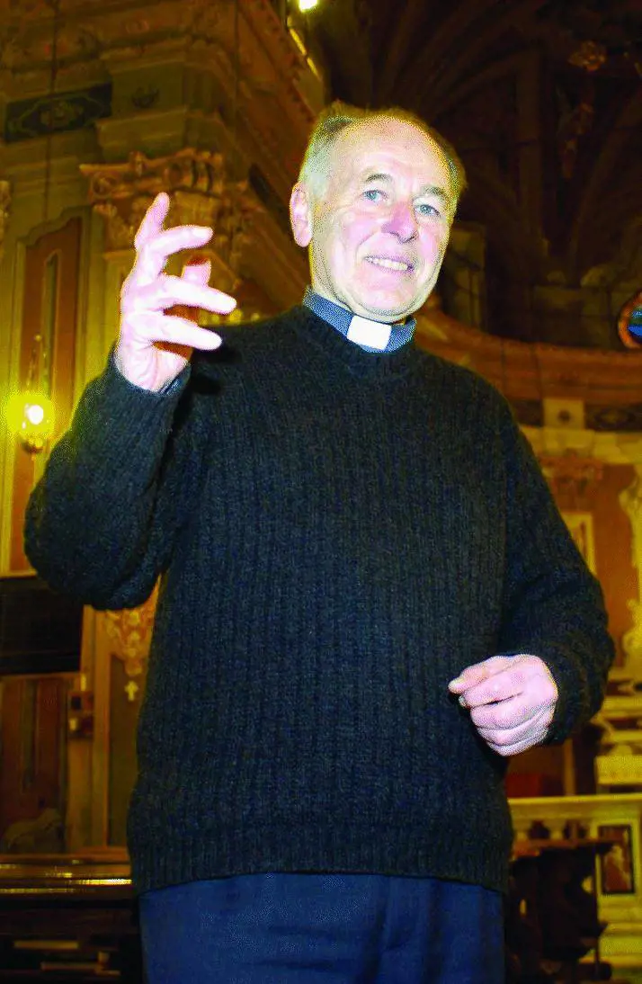 Parroco prigioniero nella sua chiesa assediata da sbandati