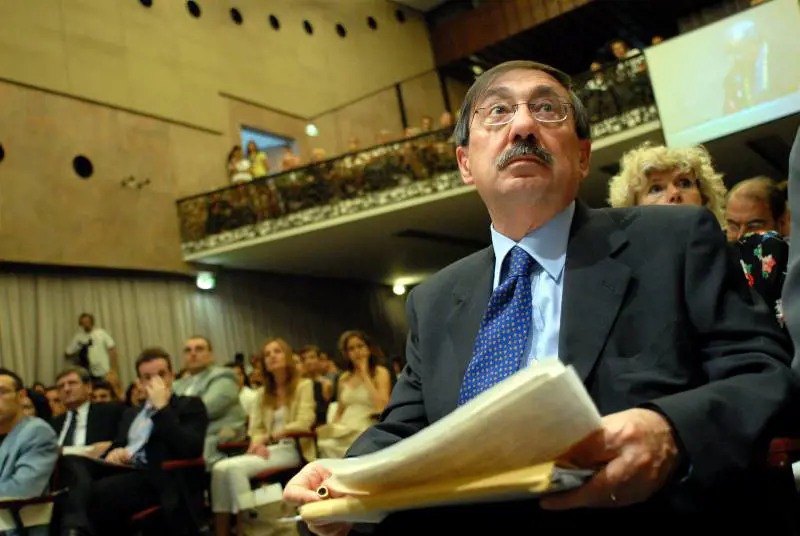 Il governo fa scappare 450 scienziati