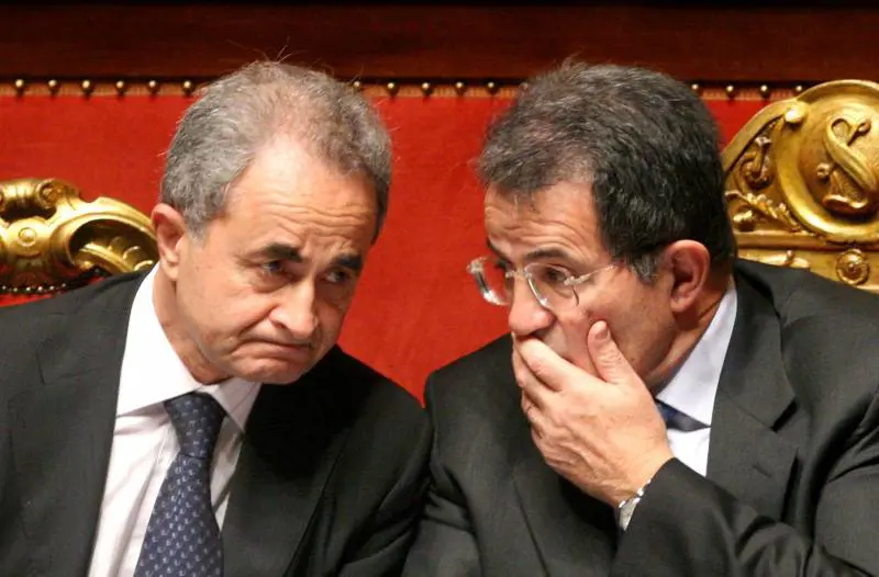 Base di Vicenza, Prodi 
cade per la prima volta 
Berlusconi: "Si dimetta"