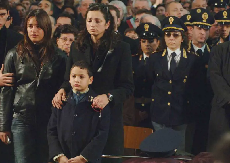 Catania, folla ai funerali di Raciti 
La moglie: rinunciate alla violenza