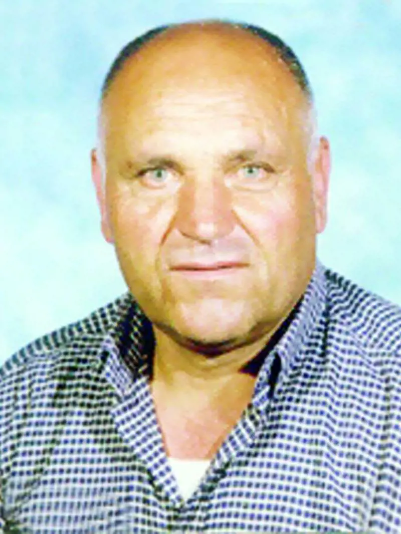 Uccide l'amante della moglie a colpi di badile