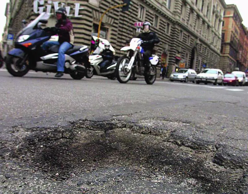 Dopo il maltempo ecco le voragini: record di incidenti