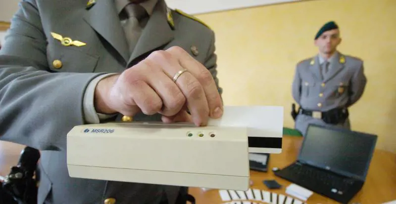 Bancomat e carte clonate per fare la spesa tutti i giorni