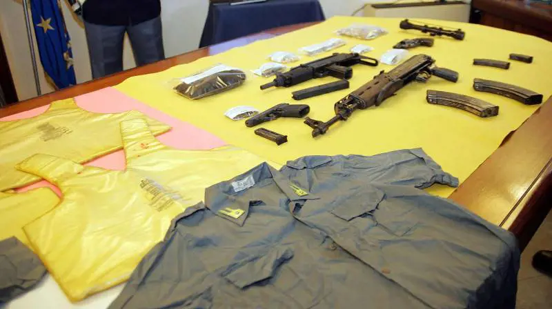 Mitra, pistole e kalashnikov. Trovato l’arsenale delle Br
