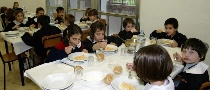 Le mense scolastiche «avvelenano» le famiglie