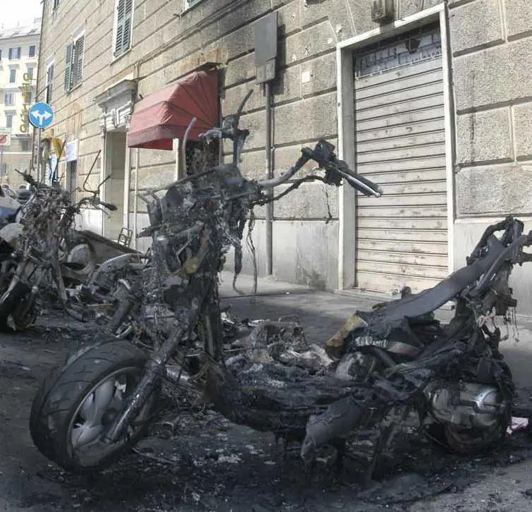 Corso Magenta preda del degrado: oltre le transenne c’è la discarica