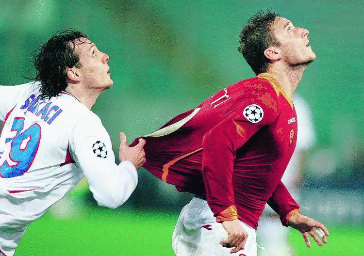 La Roma non prende gol ma incassa otto ammoniti