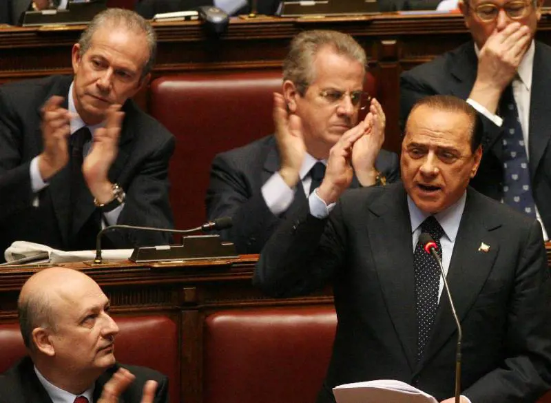 Berlusconi: "Paese umiliato, 
il governo condominio rissoso" Fiducia, sì della Camera