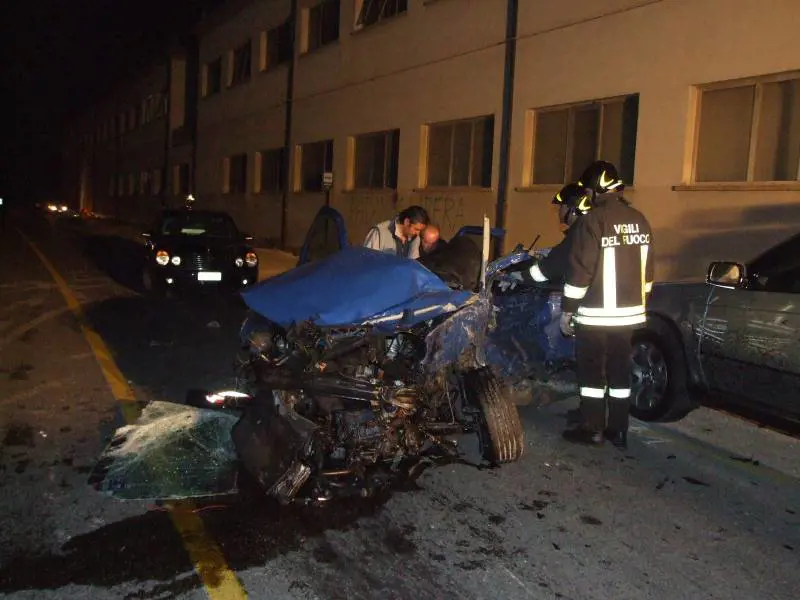 Sabato sera, la velocità uccide altri 5 giovani