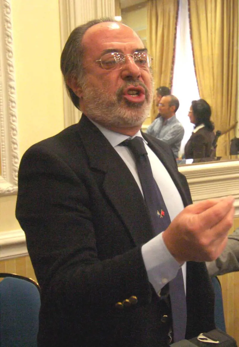 Seggi in ritardo, voti in barella e «mercenari»