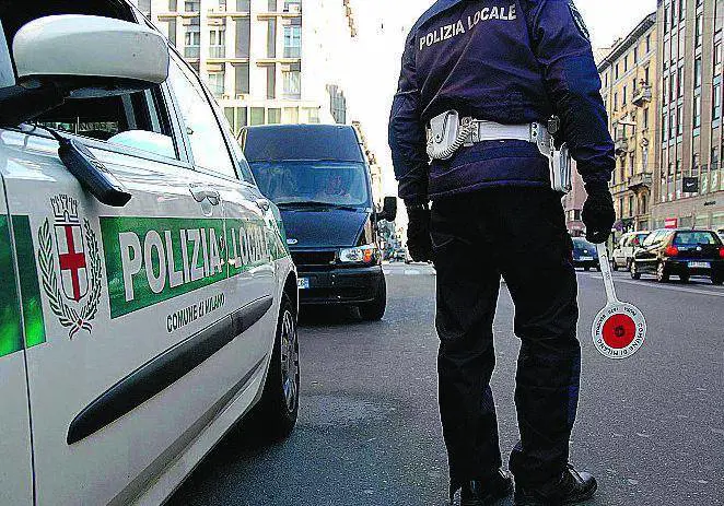 Scappa allalt dei vigili, si schianta e muore