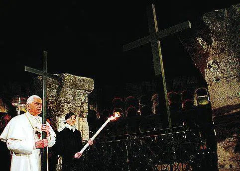 La Via Crucis di Benedetto XVI: «Il nostro Dio non è lontano»