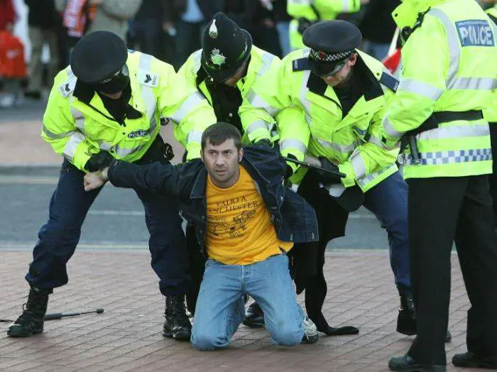 Manchester, scontri tra polizia 
e tifosi della Roma allo stadio