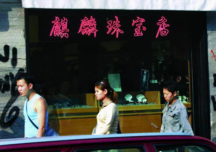 I mille intrighi della Cupola gialla 
Dopo le città invade la provincia