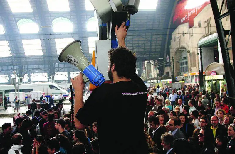 «Biglietti scontati», no global bloccano i treni