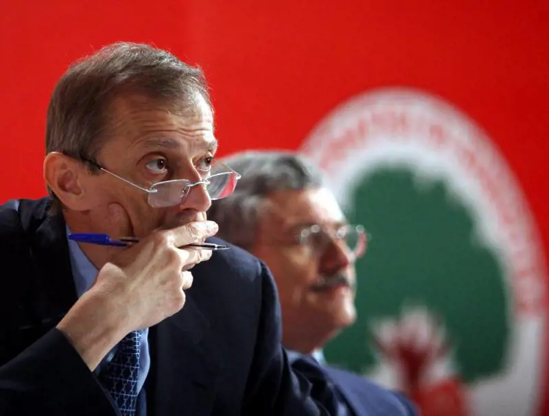 D'Alema vuol seppellire con i Ds anche Fassino. Berlusconi: Quercia e Margherita chiedono il mio aiuto