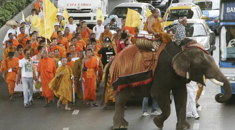 "Buddismo religione di Stato", i monaci assediano il parlamento a Bangkok