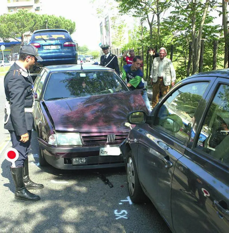 Utilitaria con donna incinta investita da un’auto pirata