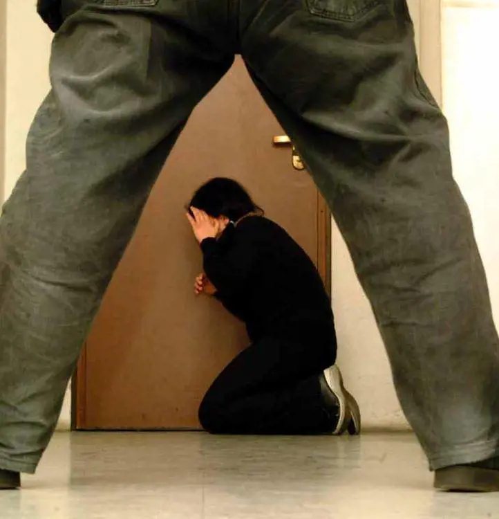 Ragazzina di 13 anni violentata per un anno dallamico di famiglia