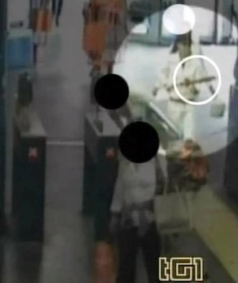 L'immagine della romena con l'ombrello