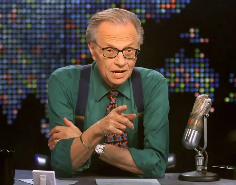 Larry King, festa per l’anchorman con lo stile di velluto e le bretelle colorate