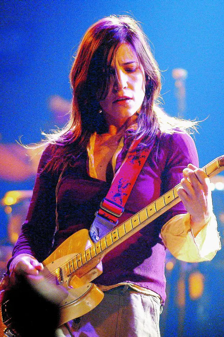 La ragazza con la chitarra  che non smette di cantare