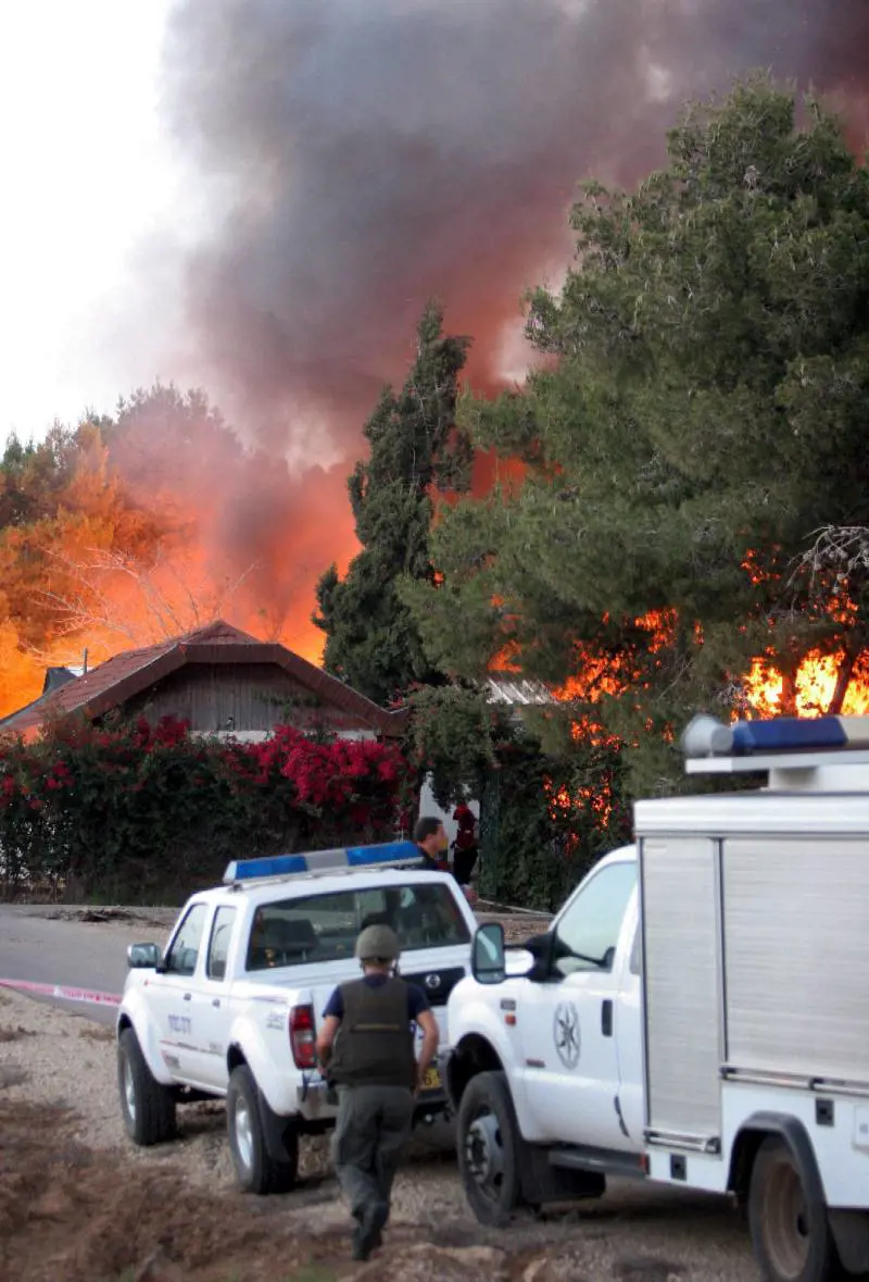 Nuova pioggia di razzi Qassam su Sderot 
Israele: "Uccideremo il leader di Hamas"