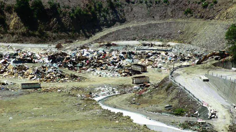 «Noi, prigionieri di una montagna di rifiuti»