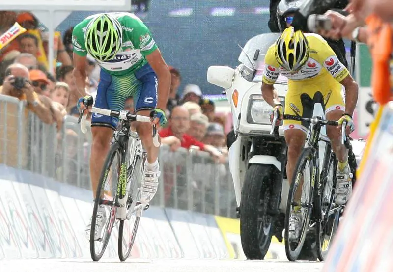 Giro, Di Luca re della montagna a Briancon: tappa e maglia rosa