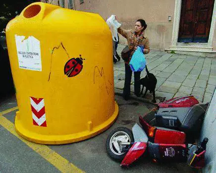 LAmiu regala mobili e oggetti rimessi a nuovo