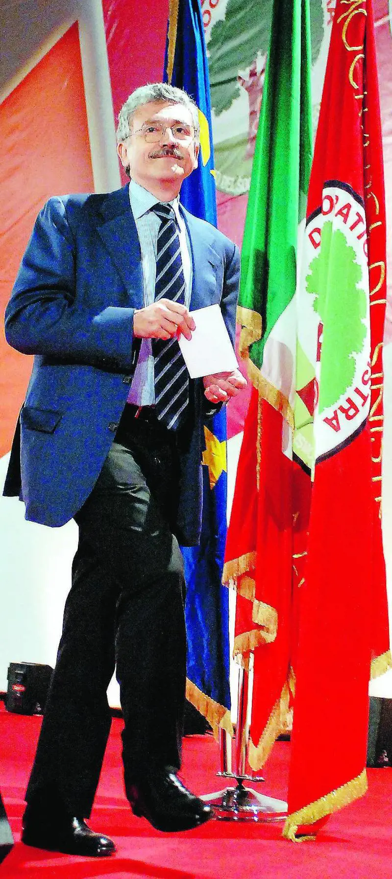 Il premier si chiude nel silenzio, il partito democratico scricchiola