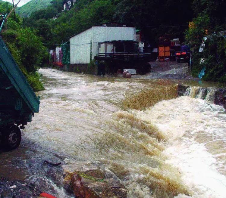 Oltre 220 millimetri di pioggia in tre ore. Traffico nel caos, inondati parcheggi e locali pubblici. Scuole chiuse a Recco. Chiesto lo stato di calamità naturale Tempesta dacqua devasta Genova e il Levante