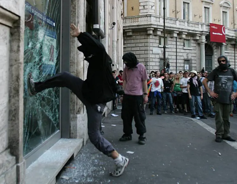 Un’ora di battaglia alla sfilata dei no global